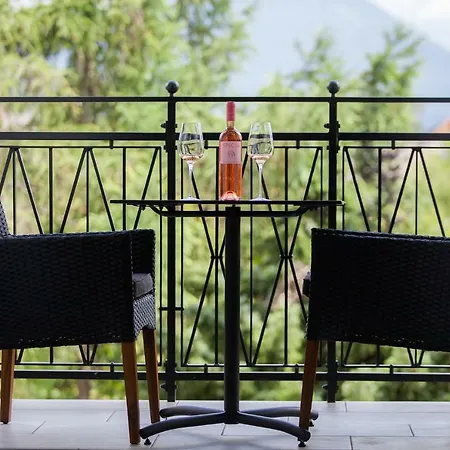 Design & Wine Special *